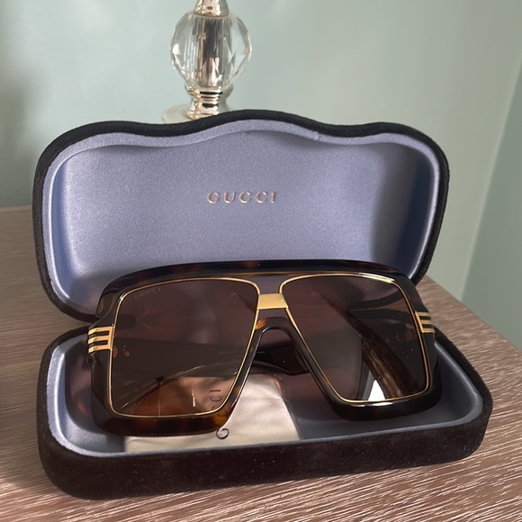 Gucci Accessories - GUCCI
Dark Tortoiseshell Oversized Sunglasses Epitome Collection NWOT
